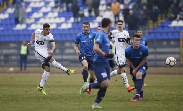 ПАРТИЗАНОВЕ МУКЕ У ЛУЧАНИМА: Црно-бели са два играча више и после кикса Стојковића уписали три бода (ВИДЕО)