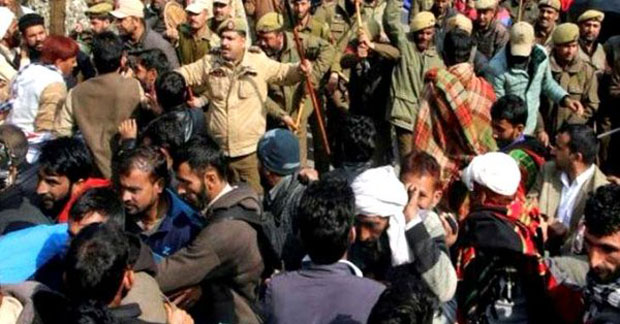 УЛИЧНА ПРАВДА: Руља пред полицијом линчовала оптужене за силовање девојчице