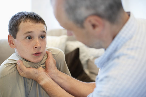 Ударио полицајца јер га је спречио да туче сина