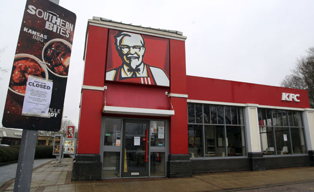 Стотине ресторана КФЦ и даље не раде у Великој Британији због мањка пилетине