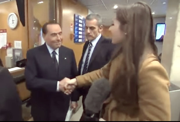 Шаљиви Берлускони новинарки: Не рукуј се тако ако хоћеш да се удаш (ВИДЕО)