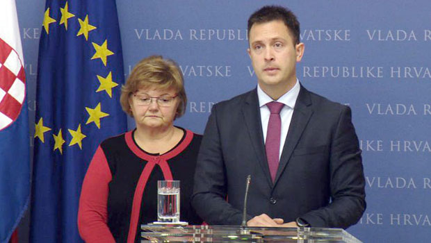 Државни секретар поднео оставку усред конференције за новинаре