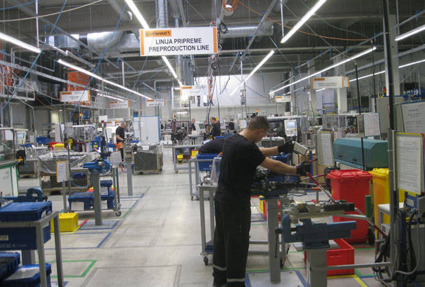 На њивама никли погони