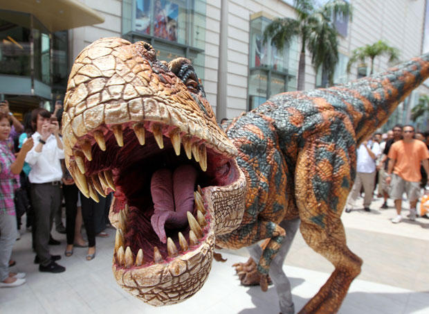 Полиција одговорила на пријаву да диносаурус шета улицом (ВИДЕО)