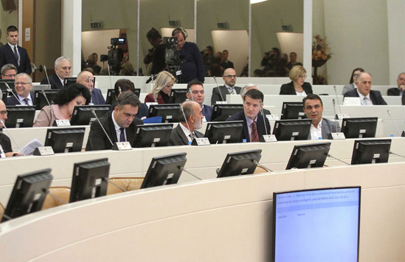 Странке подељене и по питању положаја Срба