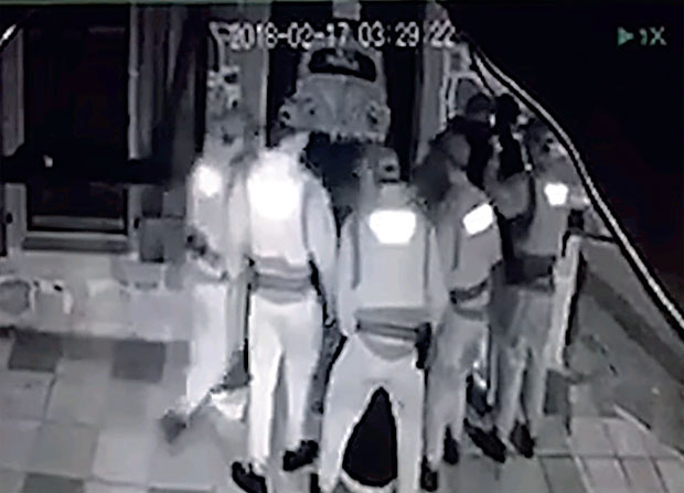 ПЕТОРИЦА ПОЛИЦАЈАЦА ПРИВЕДЕНА ЗБОГ ТОРТУРЕ: На реч пандури севнуле песнице!