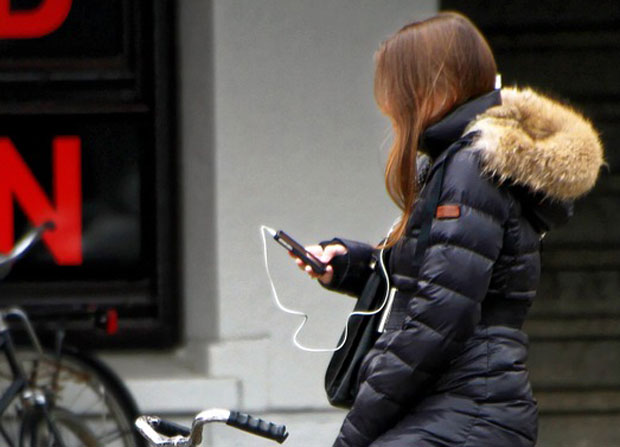 ЈЕЗИВА СМРТ: Струјни удар из телефона истопио слушалице у ушима девојке