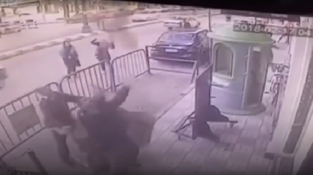 Полицајац херој у наручје ухватио дете које је пало са трећег спрата (ВИДЕО)