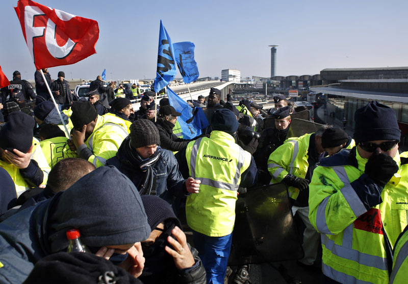 ТРАЖЕ ПОВЕЋАЊЕ ПЛАТА: Штрајк радника Ер Франса, полиција употребила бибер спреј