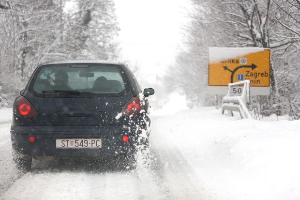 Хрватска и даље у блокади због снега, неке школе не раде
