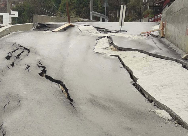 Затворен пут у Херцег Новом, асфалт сада пуца и клизи!