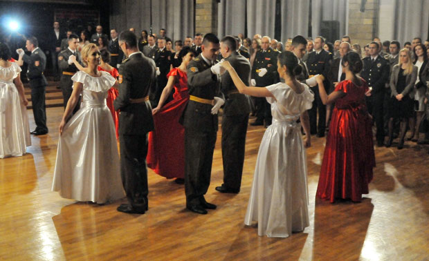 СВЕЧАНОСТ У КАСАРНИ „РИБНИЦА“: Официрски бал