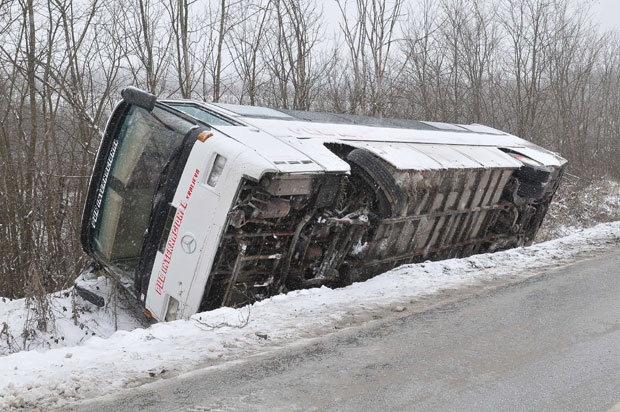 Преврнуо се аутобус код Краљева, нема теже повређених