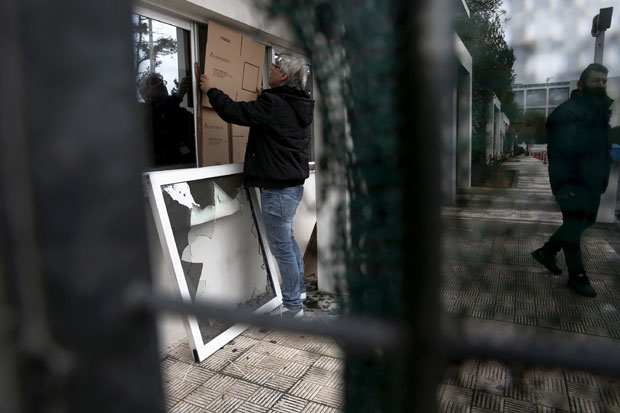 Грчки анархисти гађали зграду компаније Новартис у Атини