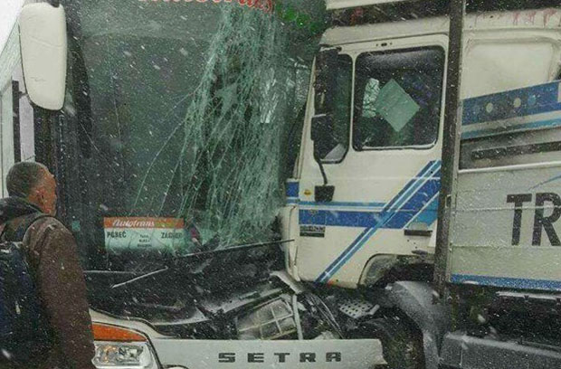 НЕСРЕЋА У ГОРСКОМ КОТАРУ: У судару аутобуса и камиона 28 повређених