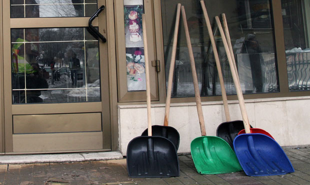 Покрали кинеску продавницу па лопатом претукли власника