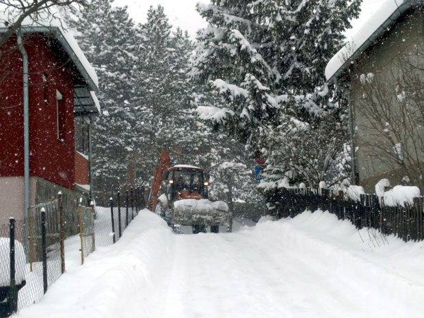 Путеви проходни, ангажовано 2.300 радника и 1.100 машина; Саобраћај преко Иришког венца обустављен за теретна возила