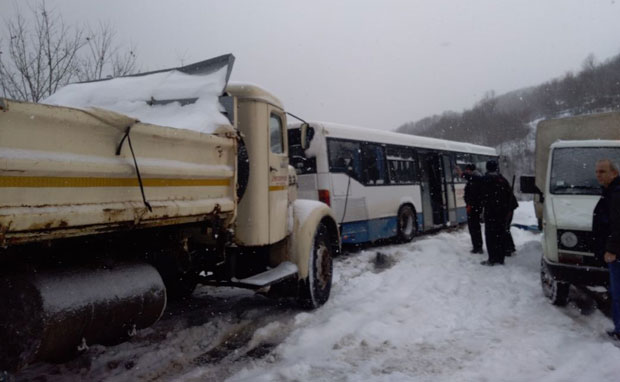 УМАЛО ТРАГЕДИЈА НА ПУТУ КРУШЕВАЦ-БРУС: Избегнут судар аутобуса и камиона (ФОТО)