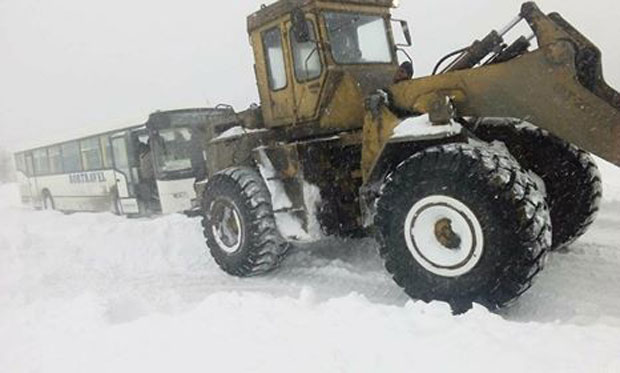 Механизација РТБ ’’Бор’’ ослободила завејан аутобус (ФОТО)