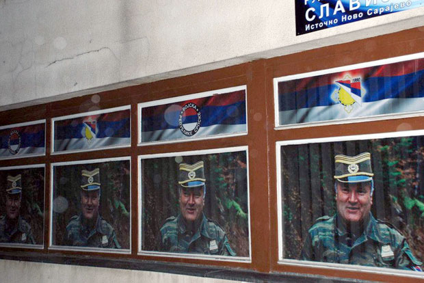 Фотографије Ратка Младића освануле на згради општине у Источном Сарајеву