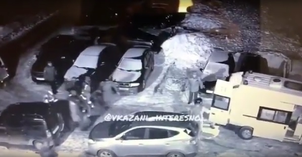 ПУЦЊАВА У КАЗАЊУ: Са прозора убио једну особу и ранио још две (ВИДЕО)