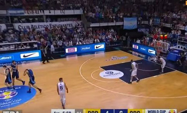 ВИДЕО: Играчу пао кош на главу!