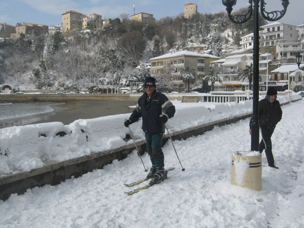 Скијање по снегу на великој плажи у Улцињу