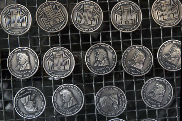 Израел: Исковани новчићи са ликом Трампа из захвалности (ФОТО)
