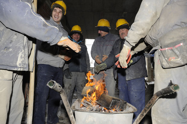 “БОРБА” СА СНЕГОМ У ПРЕСТОНИЦИ: Најтеже на периферији (ФОТО)