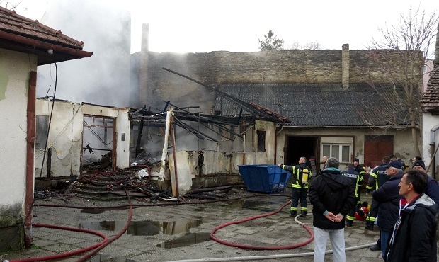  ПОЖАР У НОВОМ САДУ: Изгорело складиште, две жене повређене