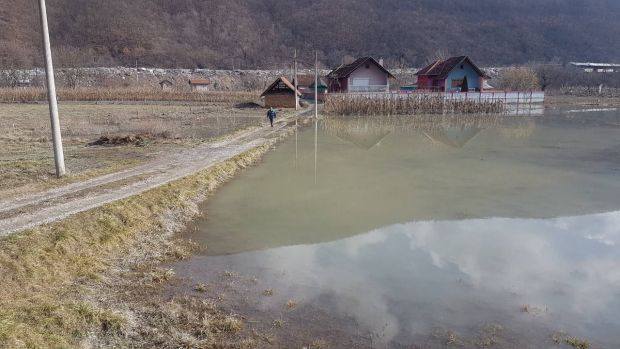 ПОПЛАВЕ ШИРОМ ТУЗЛАНСКОГ КАНТОНА: Река однела мост