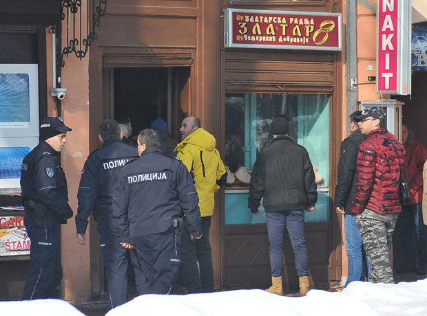 СУКОБИО СЕ СА РАЗБОЈНИКОМ: Власник златаре повређен током покушаја пљачке (ФОТО)