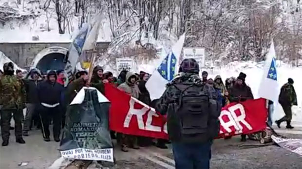 ДЕМОНСТРАЦИЈЕ БИВШИХ БОРАЦА ТЗВ. АРМИЈЕ БИХ: Деблокирани улази у Сарајево и Зеницу, протест и даље у Тузли