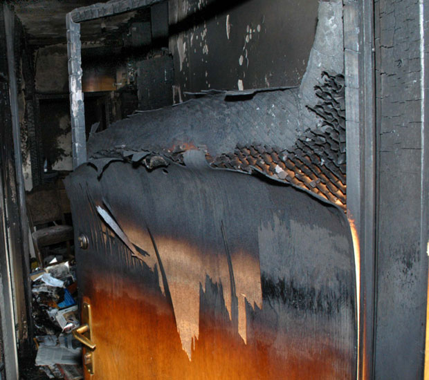 Полио и запалио врата на кафани