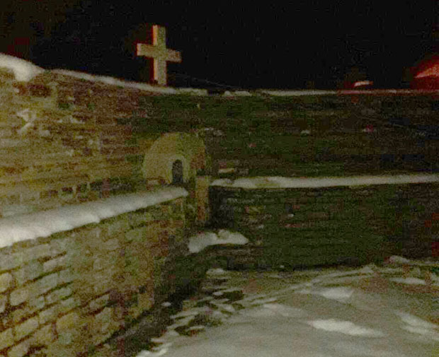 НОВО ИЖИВЉАВАЊЕ НА КОСМЕТУ: Скинута застава са споменика српским жртвама (ФОТО)