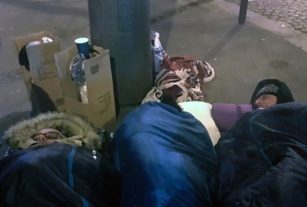 Париз: Званичнци спавали међу бескућницима