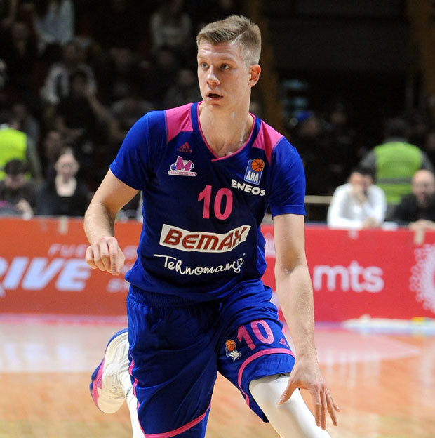 Јарамаз поломио шаку