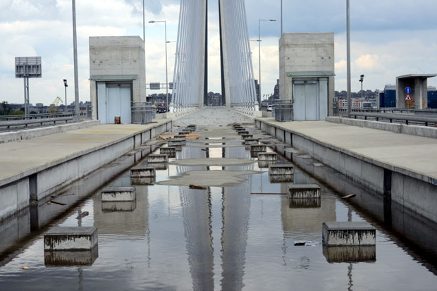 Французи уграђују шине преко Моста на Ади