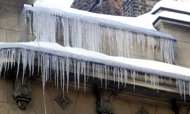 Леденице претња за пешаке!