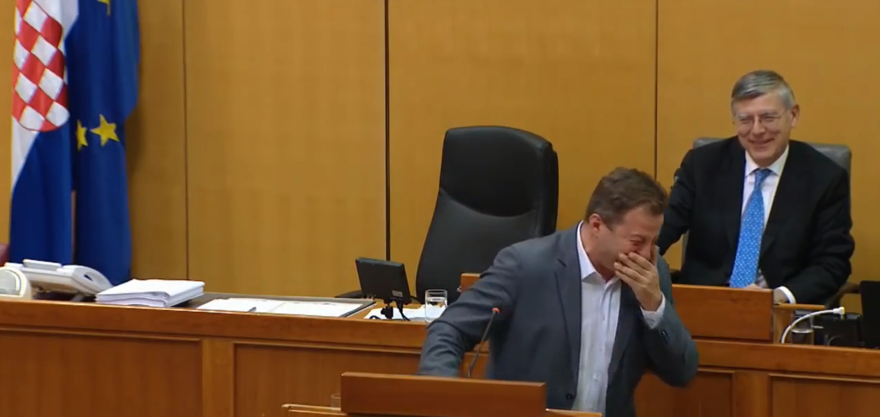 УРНЕБЕСНА СЕДНИЦА ХРВАТСКОГ САБОРА: Посланик праснуо у смех због глупости о којима је причао 