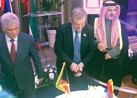 Шпијунка: Драгомир сабљом на торту