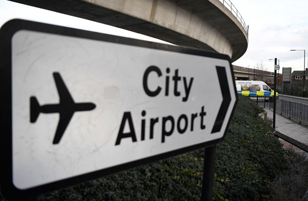 ПРОШЛА СНЕЖНА ОЛУЈА: Аеродроми у Британији и Ирској поново отворени