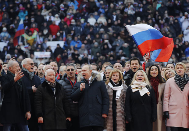 ПУТИН НА МИТИНГУ ЗАПЕВАО СА ПРИСТАЛИЦАМА: Скоро 100.000 људи певало као један (ФОТО+ВИДЕО)