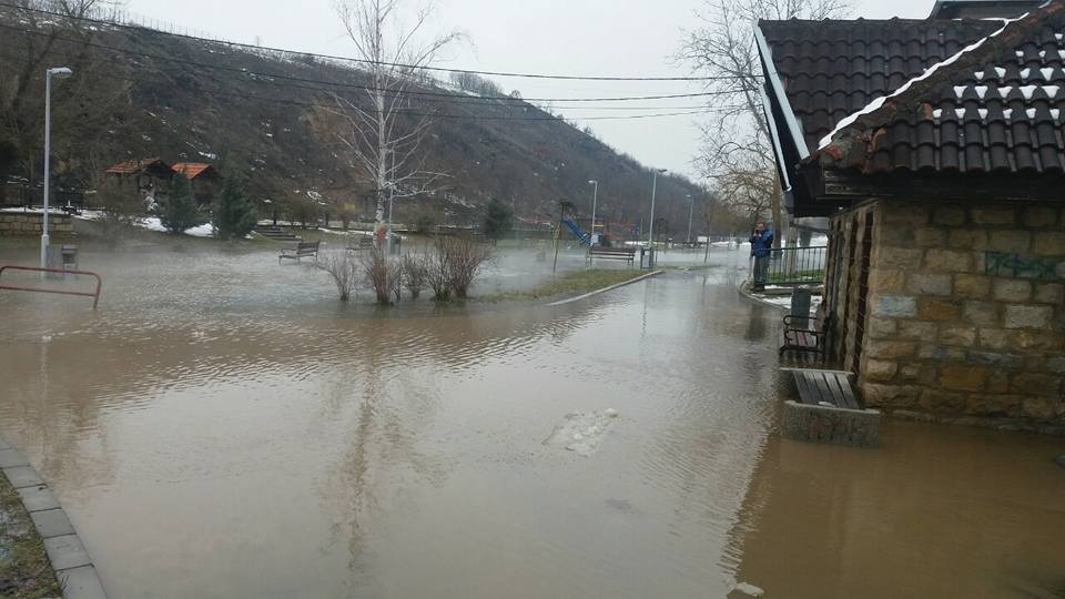 ПОПЛАВА ПРЕТИ ЗАЈЕЧАРУ: Постоји опасност од рушења моста, наилази поплавни талас висине два метра; РТБ Бор послао тешку механизацију (ФОТО)