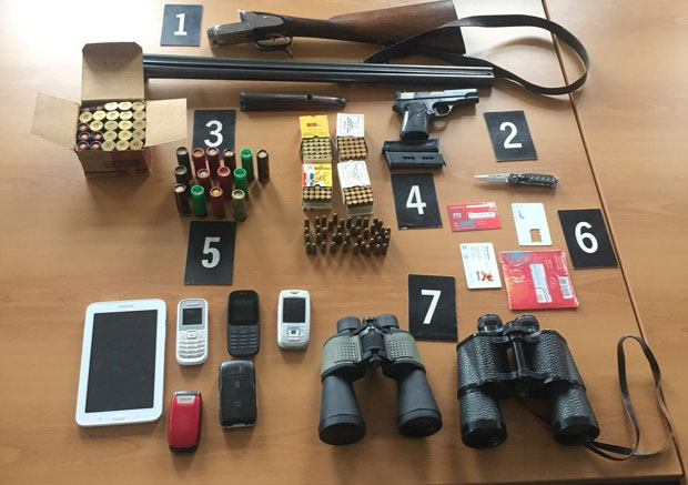 ПРЕТРЕСИ НА ЦЕТИЊУ И У ПОГДОРИЦИ: Одузето оружје, муниција, мотороле