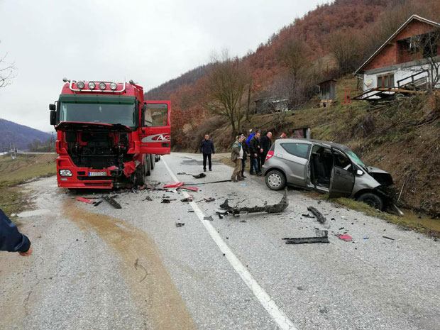 ТРАГЕДИЈА КОД СЈЕНИЦЕ: Судар камиона и аутомобила, погинуо младић 