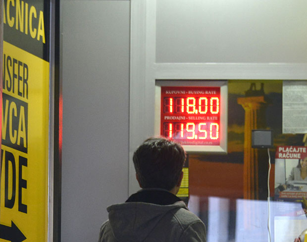 Динар и даље јача