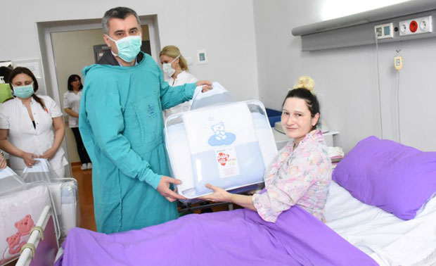 Породиљама на дар 100 беби-пакета
