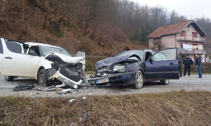 ТЕЖАК УДЕС КОД БИЈЕЛОГ ПОЉА: Седморо повређених у судару, међу њима и дете