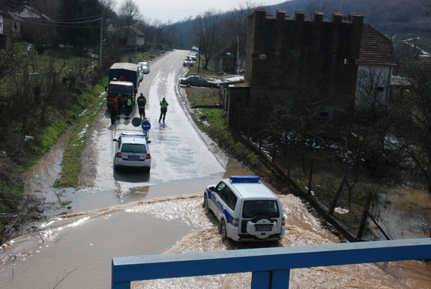Снег се топи, прете бујице (ФОТО)
